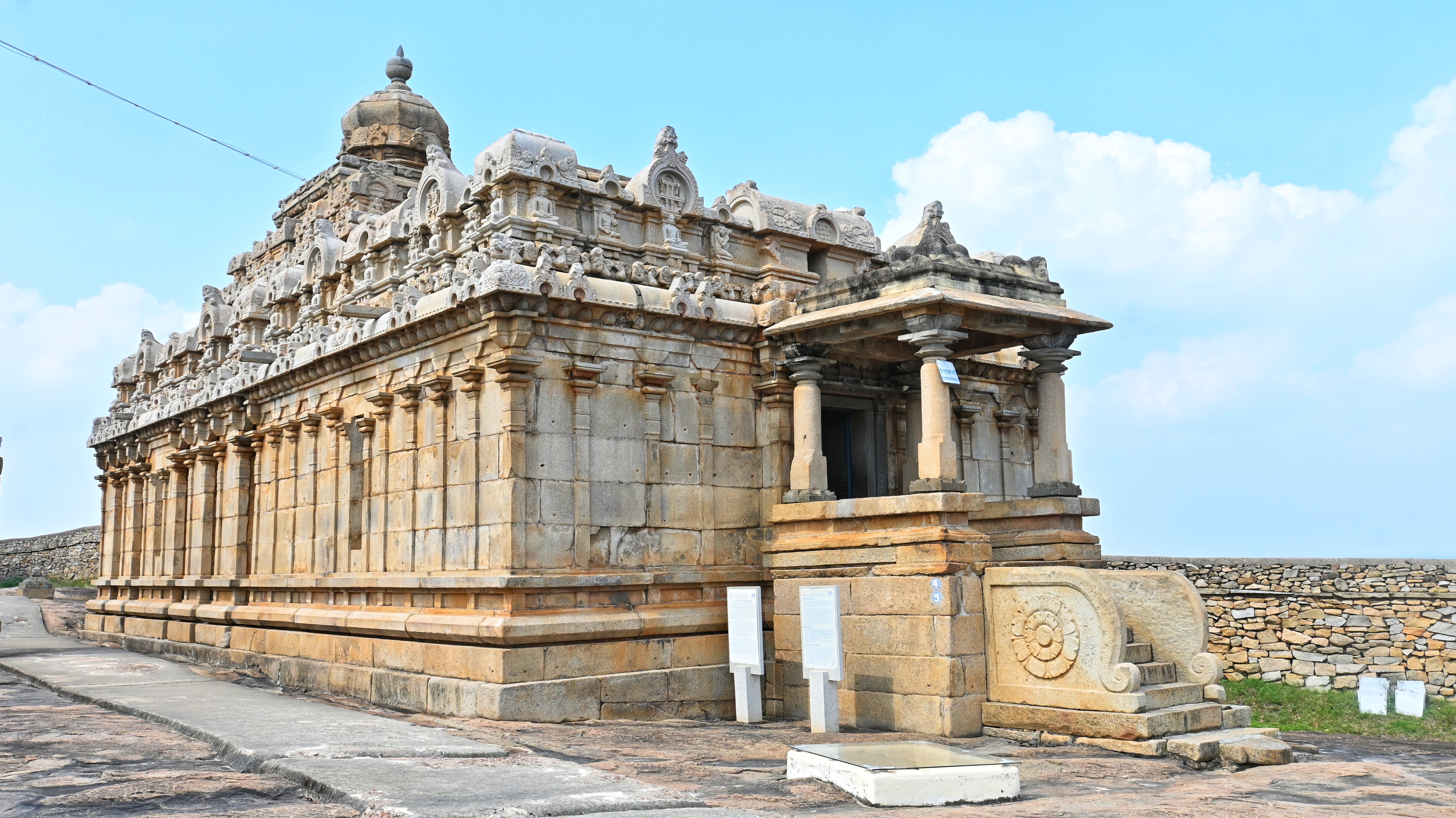 Shri Neminatha Basadi (Chavundaraya Basadi) photo 2
