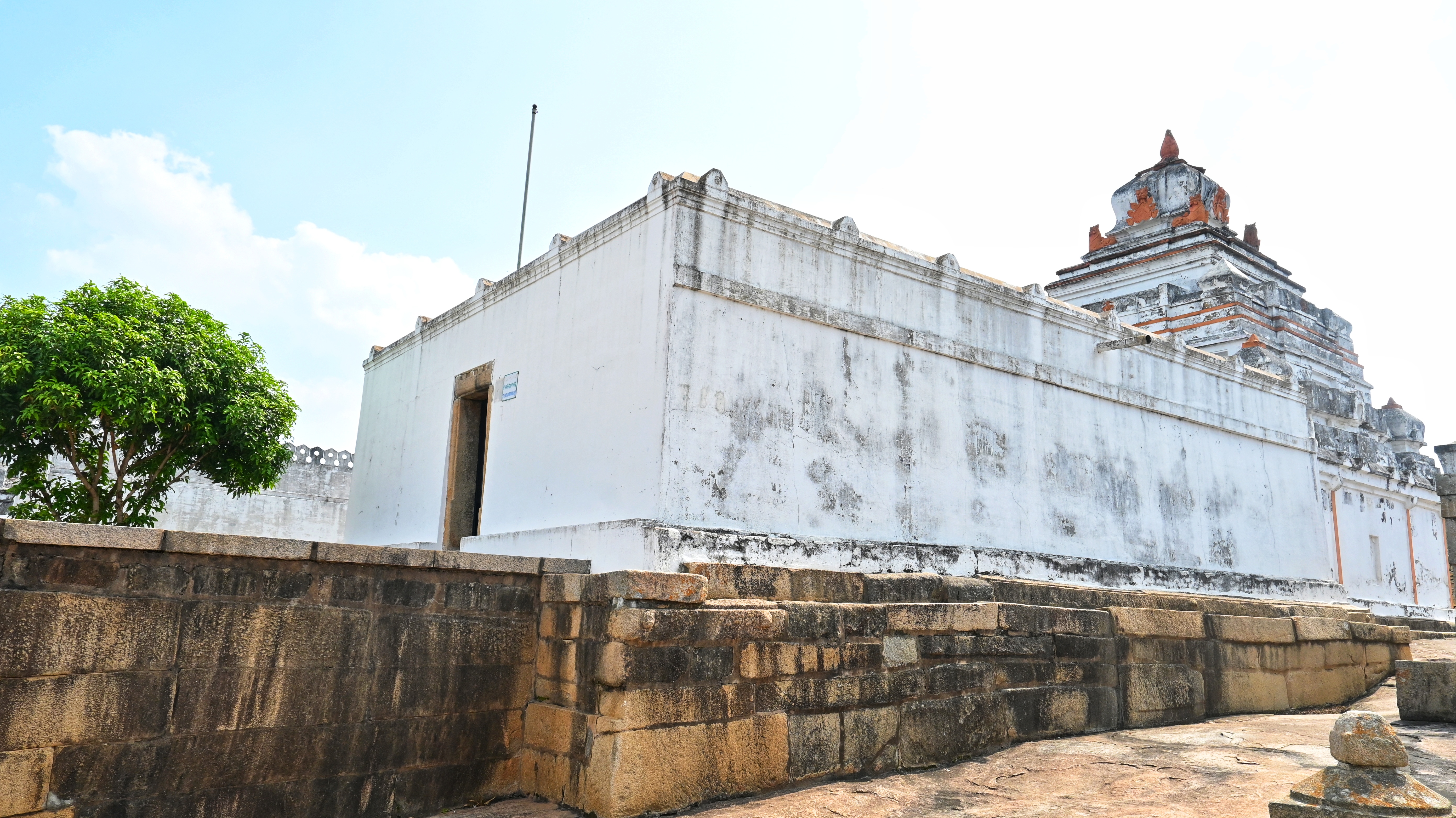 Lord Shri Vrishabhanatha Basadi (Savatigandhavarana Basadi) photo 1